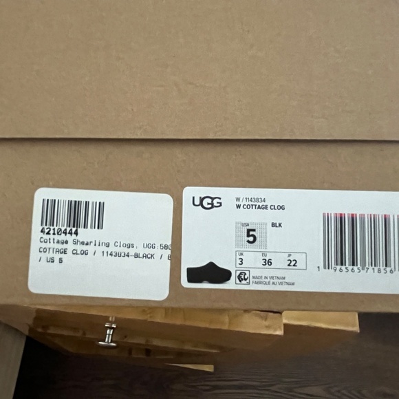 NIB Ugg Clogs - Picture 3 of 3